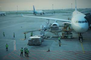 150 Pesawat Pengangkut Alkes dan APD dari China Mendarat di Bandara Soetta