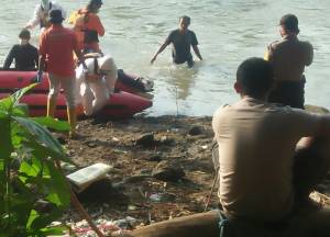 Korban Tenggelam di Tulungagung Dievakuasi Petugas Ber APD Covid-19