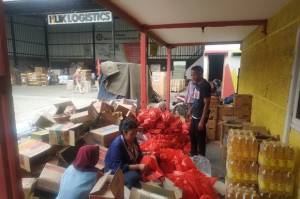 Klik Logistics dan Trawlbens Bagi Sembako dan Masker ke Warga Terdampak Corona