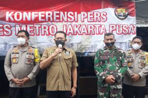 Gandeng TNI-Polri, Bamsoet Salurkan Sembako di Jakarta Pusat