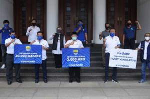 Persib Serahkan Bantuan APD kepada Wali Kota Bandung