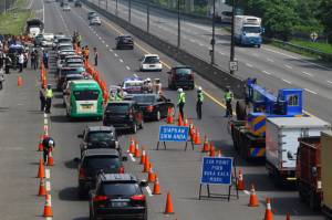 4.599 Kendaraan Arah Jakarta Dialihkan ke GT Karawang Barat