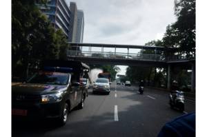 Cegah Covid 19, Damkar Jakbar Disinfektan Ruas Jalan Utama