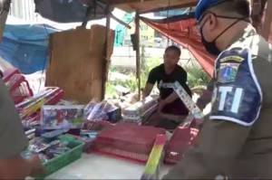 Nekat Buka, Satpol PP Tutup Paksa Toko Mainan di Pasar Gembrong