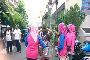 Hari Sepeda Sedunia, Kelurahan Sunter Jaya Bagikan 300 Masker untuk Pesepeda