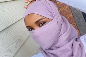 Model Halima Aden Buat Masker Hijab Khusus untuk Petugas Kesehatan