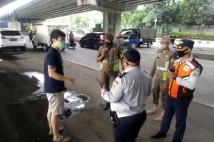 Tidak Pakai Masker, 14 Pengendara Bersihkan Trotoar di Pademangan