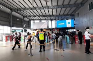 Berdesakan di Stasiun, Pekerja di Jakarta Minta Tambahan Jadwal KRL
