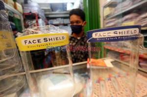 Perumda Pasar Jaya Bagikan 80.000 Face Shield ke Pedagang Pasar Tanah Abang