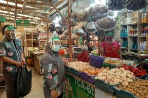 Pasar Jaya Jakut Terapkan Pedagang Pakai Face Shield