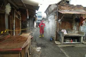 Damkar Jakarta Pusat Semprotkan Disinfektan di Sekitar Pasar Tanah Abang