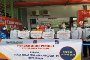 Perbarindo Serahkan Bantuan 1.000 APD di Bekasi