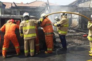 Mesin Mobil Terbakar, 2 Rumah Makan dan Satu Musala Dilalap si Jago Merah