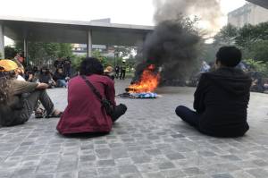 Aksi Demo, Mahasiswa Gunadarma Depok Bakar Ban di Depan Kampus