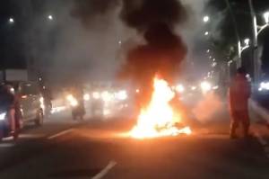 Motor Terbakar di Jalan Yos Sudarso, Pengendara Alami Luka Serius