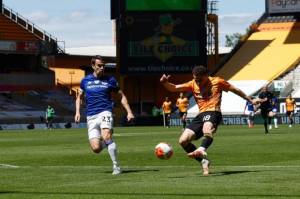 Cukur Everton, Wolves Ancam Posisi Manchester United