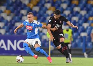 Diwarnai Kartu Merah, AC Milan Curi Satu Poin dari Markas Napoli