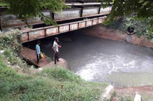 Warga Setu Keluhkan Pembuangan Limbah saat Hujan di Kali Jaletreng Riverpark