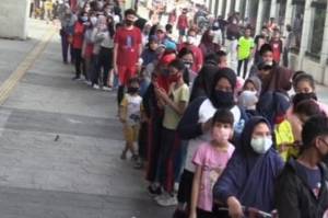 Tak Ada Jarak, Ribuan Warga Berdesakan Antre di Jakarta International Velodrome