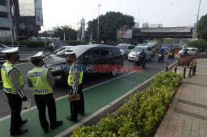 Awasi Ganjil Genap, Ratusan Polisi Jaga Sejumlah Jalan di Jakarta