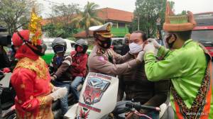 Tanggalkan Pakaian Dinas, Begini Penampilan Polisi di Tangerang saat Bagi-bagi Masker