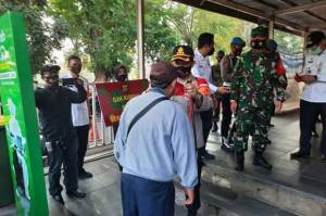 Polres Jaksel Bagikan 300 Masker di Stasiun Tebet dan Manggarai