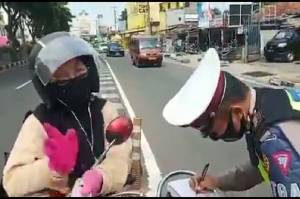 Kena Tilang di KTL Jalan Margonda, Perempuan Pengendara Motor Malah Curhat Begini