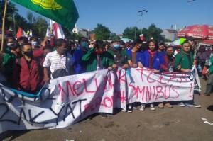 Massa Buruh Bubar Mahasiswa Datang, Jalan Gatot Subroto Kembali Ditutup