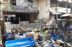 Ratusan PKL di Terowongan Pasar Ciputat Ditertibkan, Jalan Ditutup Seng