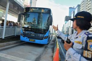 Tolong Lansia di Halte Transjakarta, Pengendara Ojek Diizinkan Masuk Busway