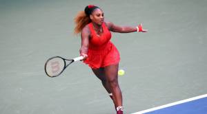 Merah Merona, Serena Williams Cetak Comeback Libas Sloane Stephens