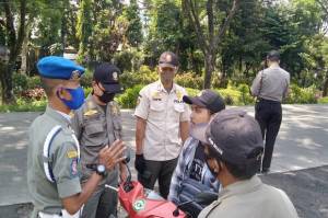 Petugas Gabungan Kabupaten/Kota Sweeping Pelanggar PSBB di 7 Perbatasan Bogor Raya