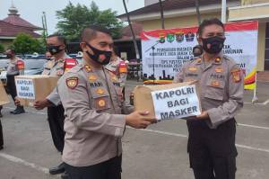 Polrestro Depok Bagikan 5.000 Masker untuk Warga