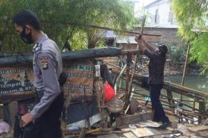 Petugas Gabungan Bongkar Puluhan Lapak PKL di Bantaran Kali Trembesi Pademangan