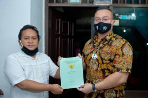 Anggota DPRD DKI Kenneth Bantu Warga Urus Sertifikat PTSL di Jakbar