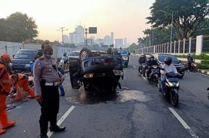 Tabrak Pembatas Jalan, Mobil Terbalik di Depan Gedung DPR/MPR RI