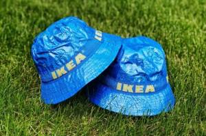 Ikea Luncurkan Topi Berbahan Tas Belanja Biru yang Ikonik
