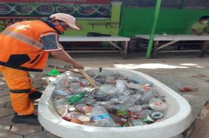 Program Gerebek Lumpur, Kelurahan Tugu Selatan Himpun 60 Kg Sampah Plastik
