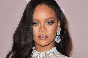 Merasa Salah Gunakan Lagu Berisi Hadis Islam di Peragaan Pakaian Dalam, Rihanna Minta Maaf
