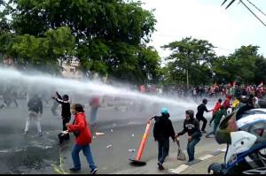 Tembus Barikade Polisi, Ribuan Pengunjuk Rasa dari Tangerang Merangsek ke Jakarta