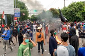 Demo Mahasiswa di Bekasi, Lembaran Batu Dibalas Gas Air Mata