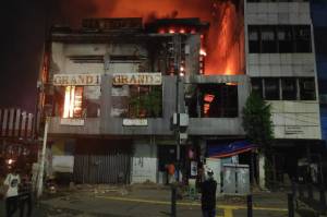 Kebakaran Bioskop di Senen Makin Membesar, 125 Personel Damkar Jakpus Kesulitan Padamkan Api
