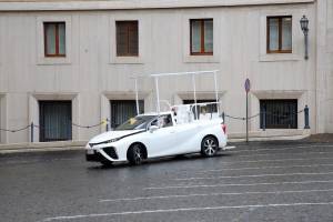 Toyota Produksi Mobil  Bertenaga hidrogen untuk Paus Vatikan