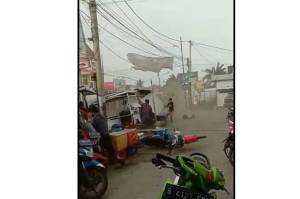 Angin puting Beliung di Bekasi Utara Rusak 109 Rumah, Satu Warga Terluka