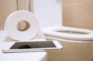 Alasan Kita Dilarang Bawa Handphone ke Toilet, Salah Satunya Bikin Ambeien