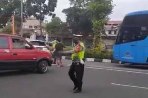 Truk Patah As di Exit Tol Jagorawi, Polisi Alihkan Arus Lalu Lintas