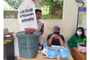 Ecovillage Green Tirtajaya dan DLHK Depok Edukasi Siswa Cara Kelola Sampah