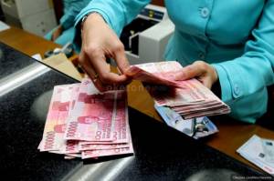 Indonesia Resesi, Apakah Perlu Pindahin Duit dari Bank ke Bawah Bantal?