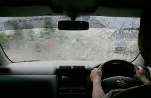 Hati-Hati! Ini Beberapa Tips Berkendara di Tengah Guyuran Hujan