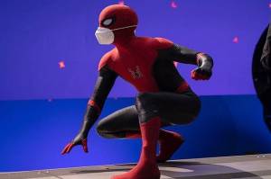 Spider-Man Muncul dengan Menggunakan Masker N95